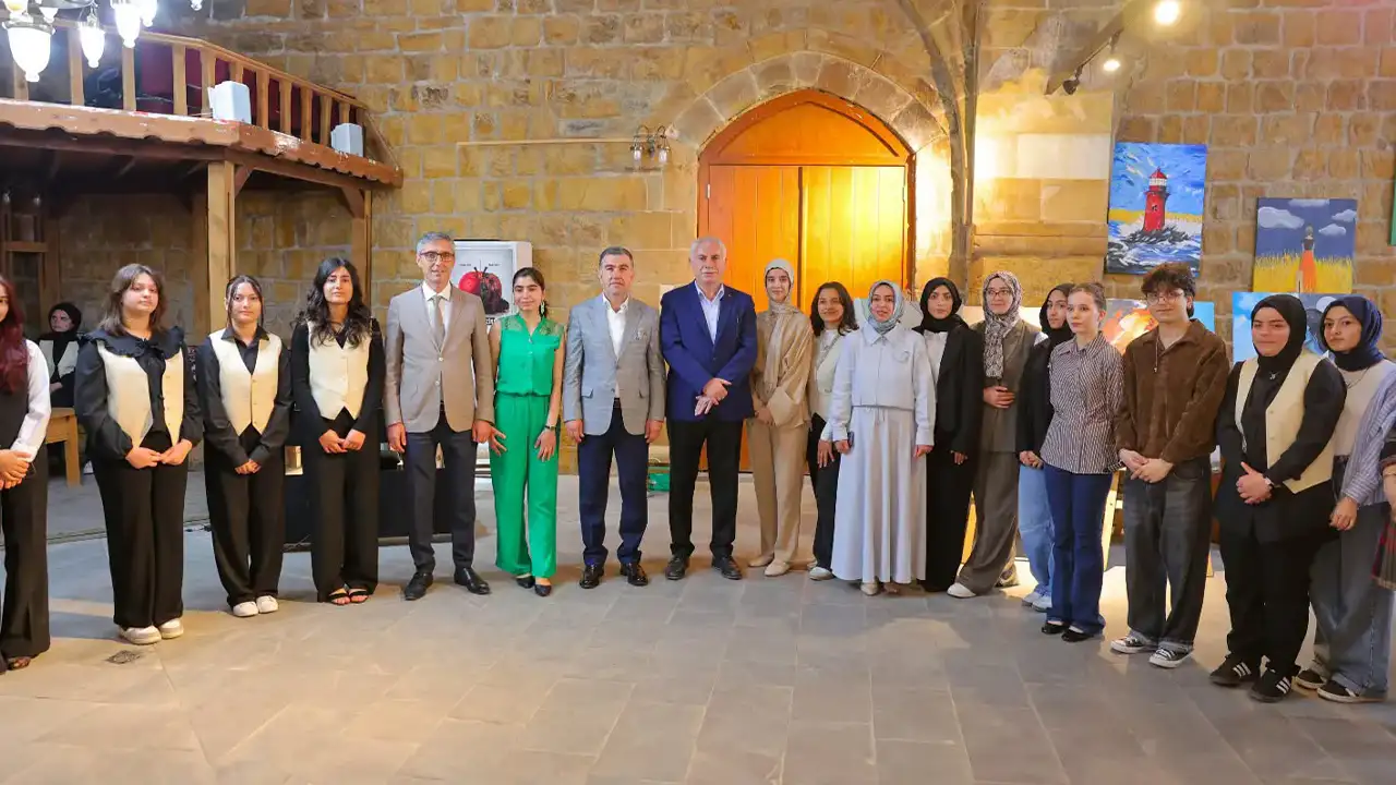 Bayburt'ta öğrencilerden yıl sonu sanat sergisi