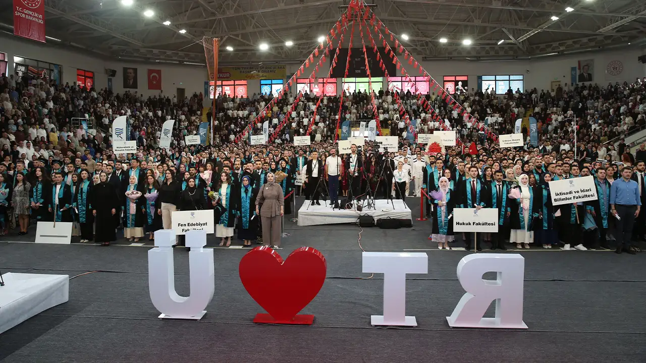 RTEÜ'de mezuniyet coşkusu! Binlerce öğrenci kep attı