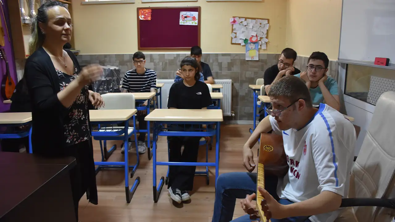 Özel gereksinimli Mehmet kemençeyi eline alınca mutluluğu buluyor