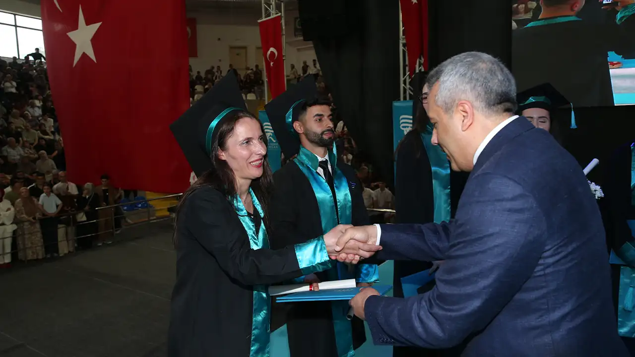 Rize'de 48 yaşında üçüncü üniversitesini birincilikle bitirdi