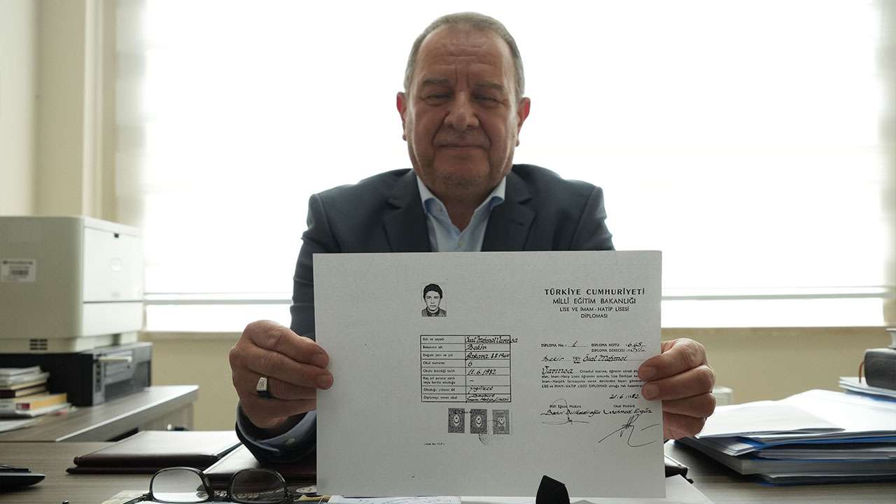 Bayburtlu eğitimci mezun olduğu okulda 37 yıldır öğrenci yetiştiriyor