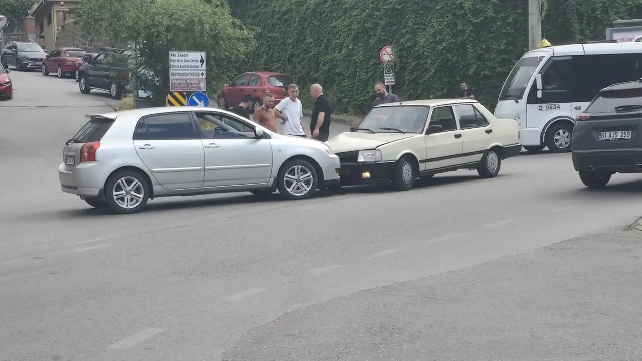 Trabzon'da korkutan kaza! 2 araç kafa kafaya çarpıştı