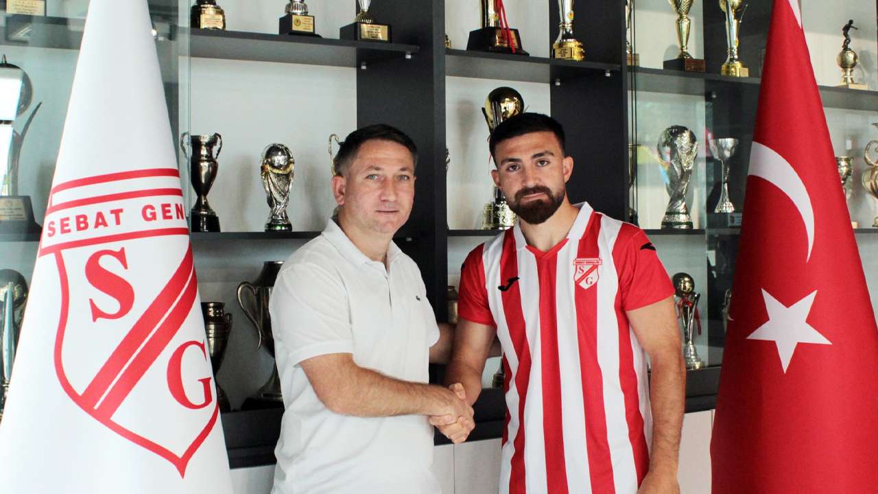 Trabzon ekibi şampiyon futbolcuyu kadrosuna kattı: Yeni transferini resmen duyurdu!