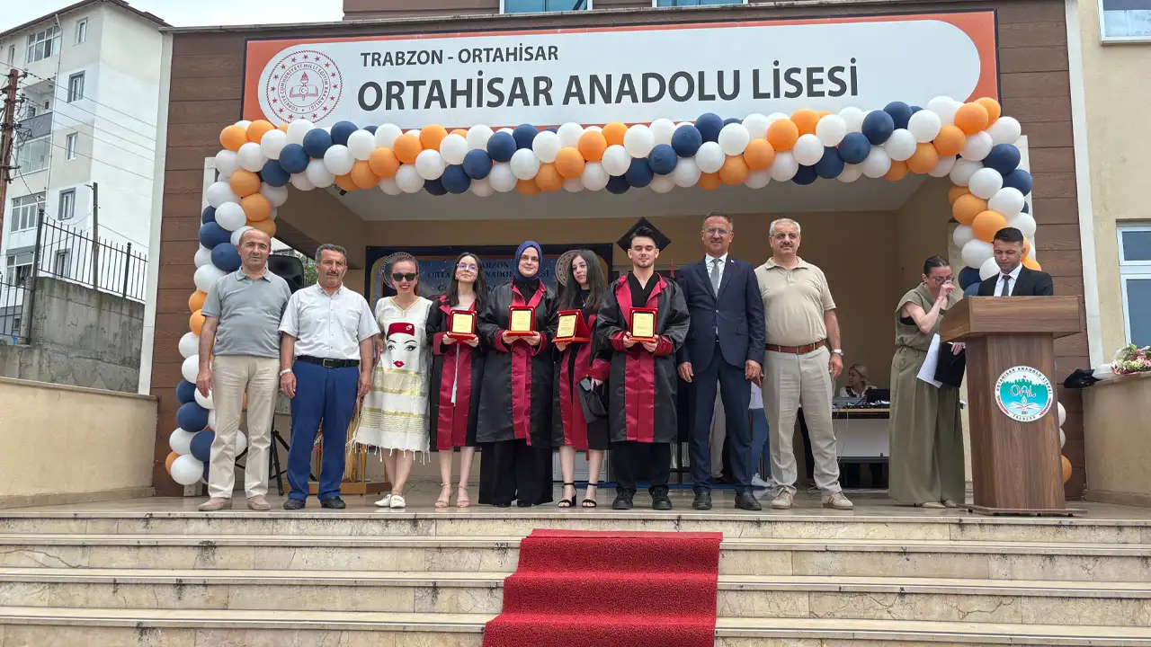 Trabzon'da Ortahisar Anadolu Lisesi'nde mezuniyet coşkusu yaşandı
