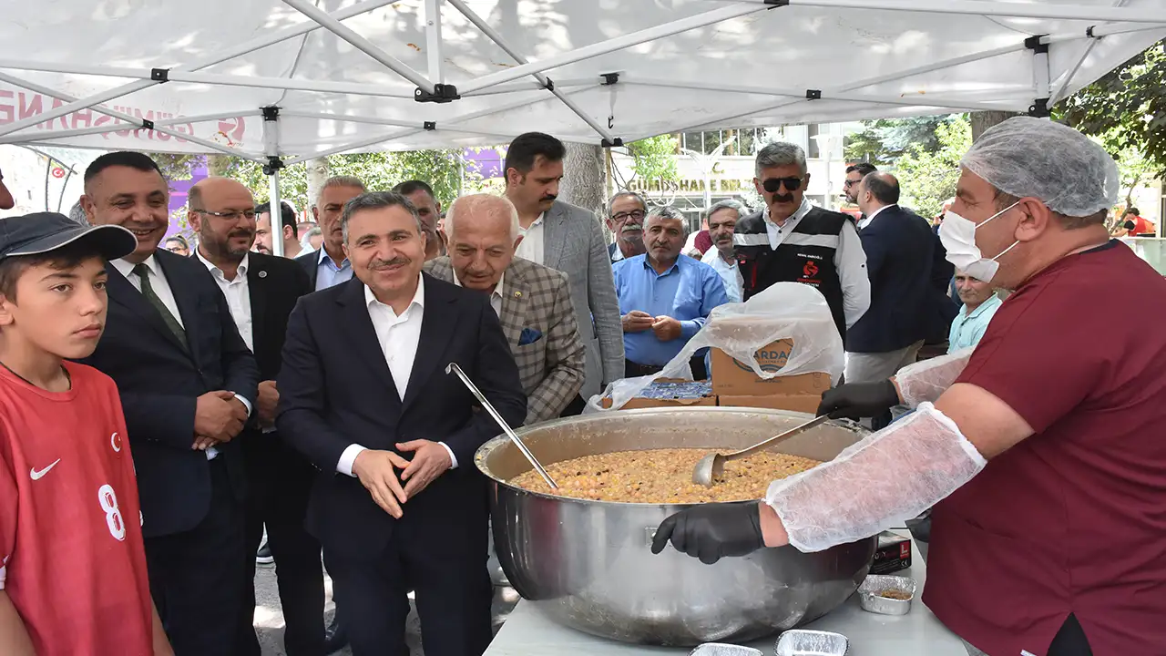 Gümüşhane'de aşure ikram edildi