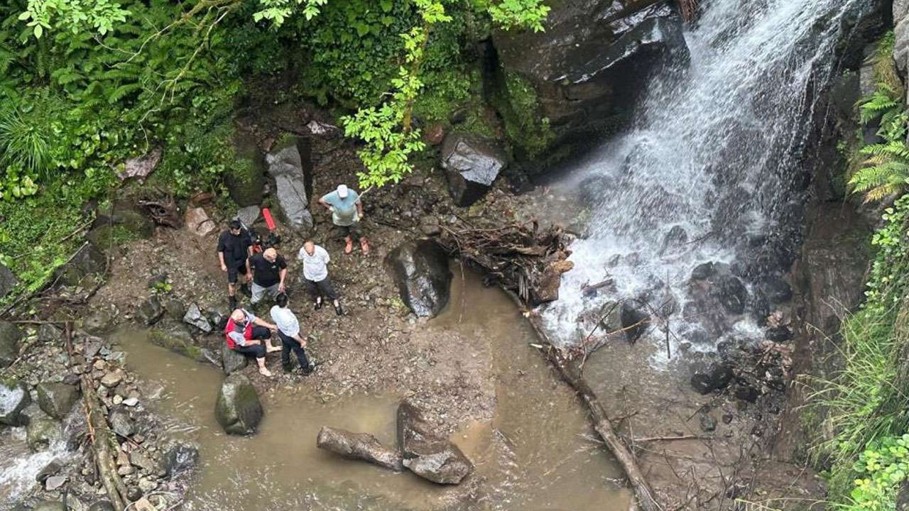 Rize Pazar Kaymakamı takım elbiseyle şelaleye indi, çevre temizliği yaptı