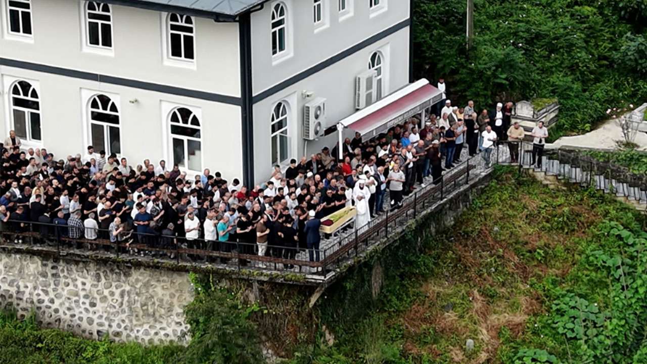 Rize’deki feci kazada yaşamını yitiren 3 genç kız son yolculuğuna uğurlandı
