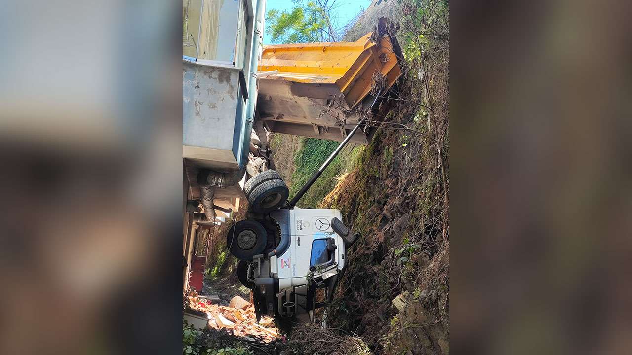 Giresun'da freni boşaldığı öne sürülen kamyon apartmana çarptı