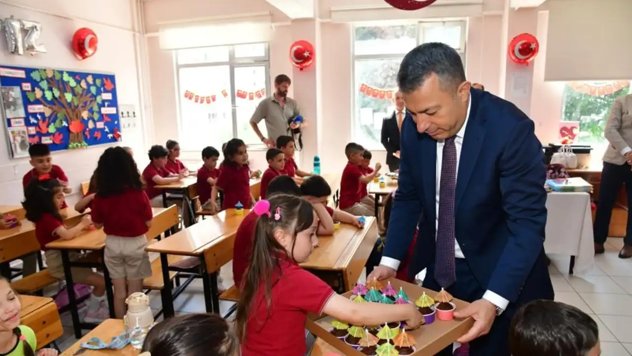 Vali Tahir Şahin'den karne sürprizi! Öğrencilere önce karne sonra kek