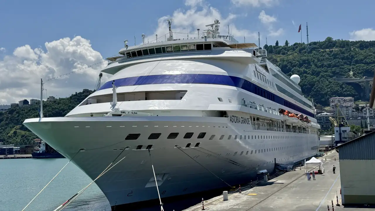 Dev Kruvaziyer bir kez daha Trabzon'da! Denizden 757 turist geldi