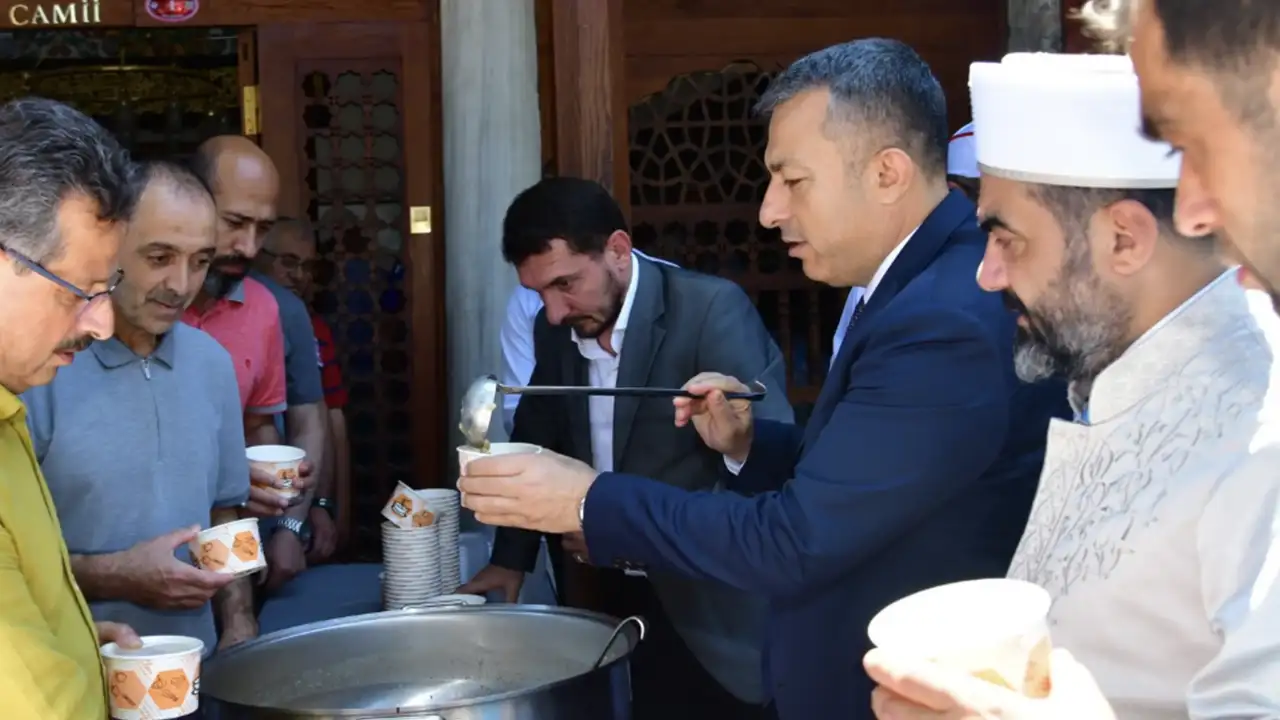 Trabzon'da vatandaşlara aşure ikram edildi