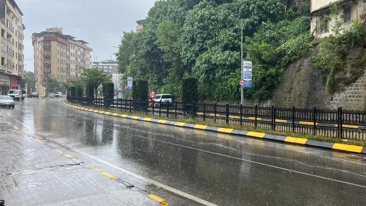 Meteoroloji uyarmıştı! Trabzon'da beklenen sağanak başladı