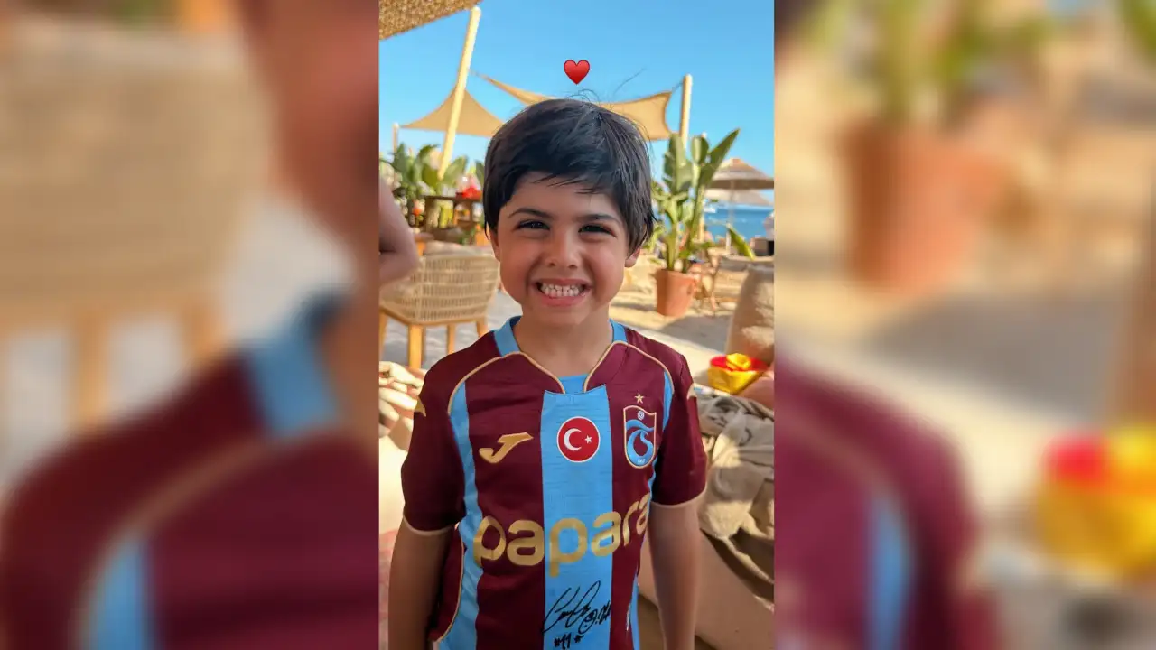 Ozan Tufan'ın oğlu Aren'den Trabzonspor'un yeni formasıyla tatil pozu