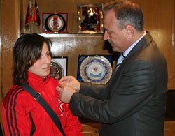 Vali Kızılcık’tan dünya şampiyonu Aynur Samat’a altın ödül