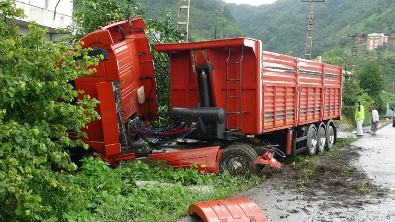 Trabzon plakalı kamyon evin bahçesine daldı! Faciadan dönüldü