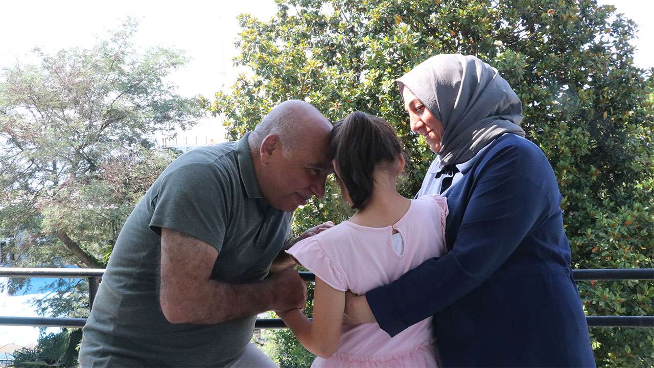 İkizlerinden birini kaybeden çift, kız çocuğuna yuva oldu
