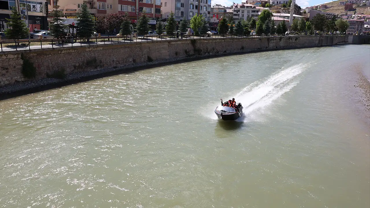 Bayburt'ta Çoruh Nehri'nde jetbot heyecanı! Ziyaretçilerden yoğun ilgi