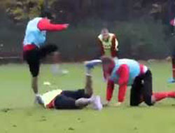 Türk futbolcunun kafasına bastı!