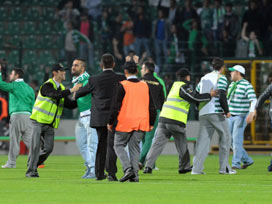Bursa'da taraftar sahaya girdi