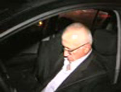 Alkollü adam yol ortasında uyudu