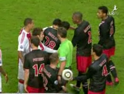 Suarez rakibini ısırdı