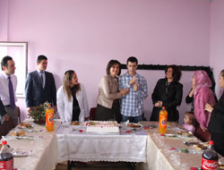 Bayan Kızılcık otistiklerin yanında