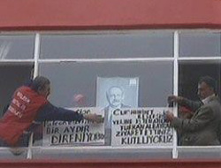 İşçiler CHP binasını işgal etti