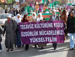Kadınlar tecavüze karşı yürüdü