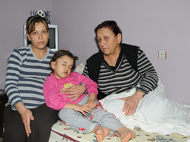 Yolda yürürken tabela yaraladı