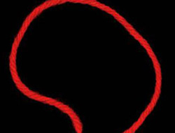 Regli olan kadına kırmızı bileklik