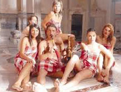 Kadınlar hamamına erkek düştü