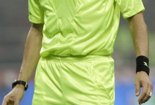 Futbolcu hakemin burnunu kırdı