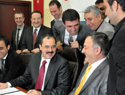 Hakan Şükür büyük oynuyor