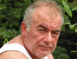 Kalbi onu ağaçta yakaladı, düştü...