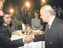 Bahçeli'den tarihi tokalaşma