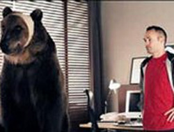 Iniesta ayıyla kamera karşısında