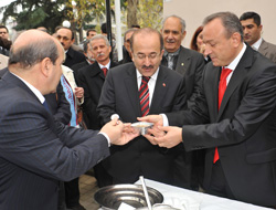 Başkan ve Vali aşure dağıttı