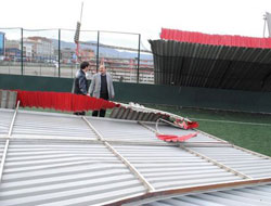 Tribünün demir çatısı devrildi