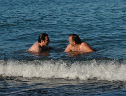 Rize'de kış ortasında denize girildi