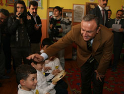 Vali Kızılcık 190 enstrüman dağıttı