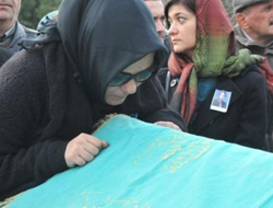 İzel'den babasına veda