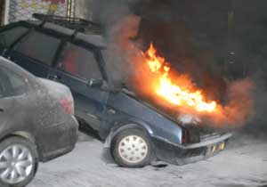 PKK'lılar 20 araç yaktı!