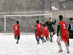 Hakeme kartopu ile saldırdılar