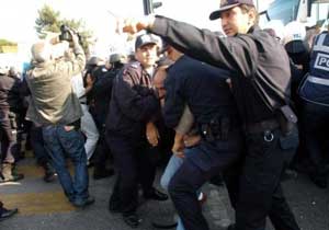 Polislere taşlı saldırı: 20 gözaltı