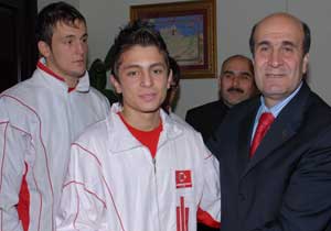 Canalioğlu'ndan sporculara ödül