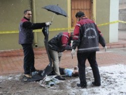 2 yaşındaki oğlunu 6. kattan attı