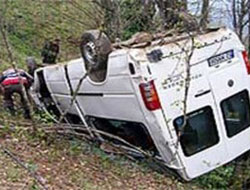 Minibüs devrildi, 14 kişi yaralandı