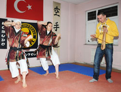 Kemençe eşliğinde karete