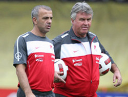 Hiddink yardımcı hoca arıyor