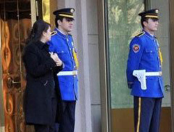 Polise sarı-lacivert üniforma